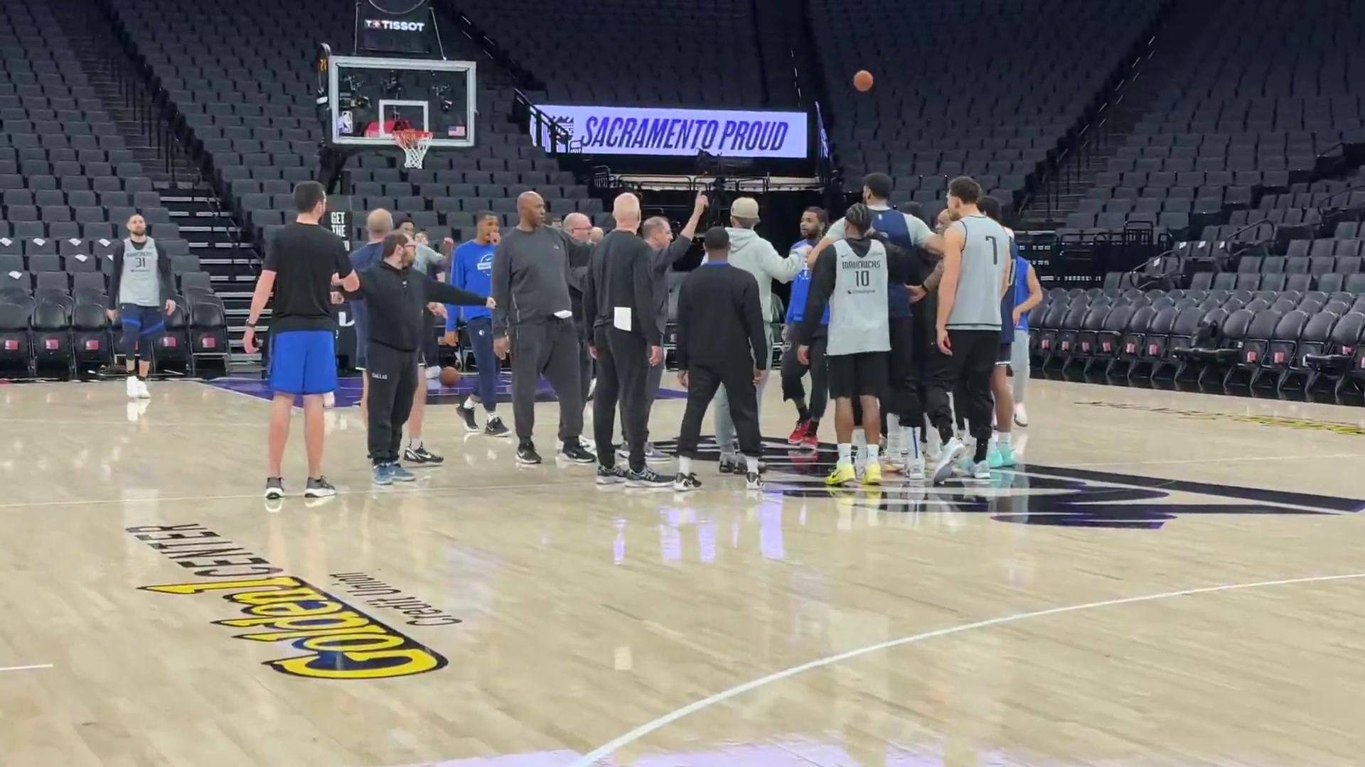 传奇控卫对决😃独行侠训练结束后 欧文和基德进行了一波攻防